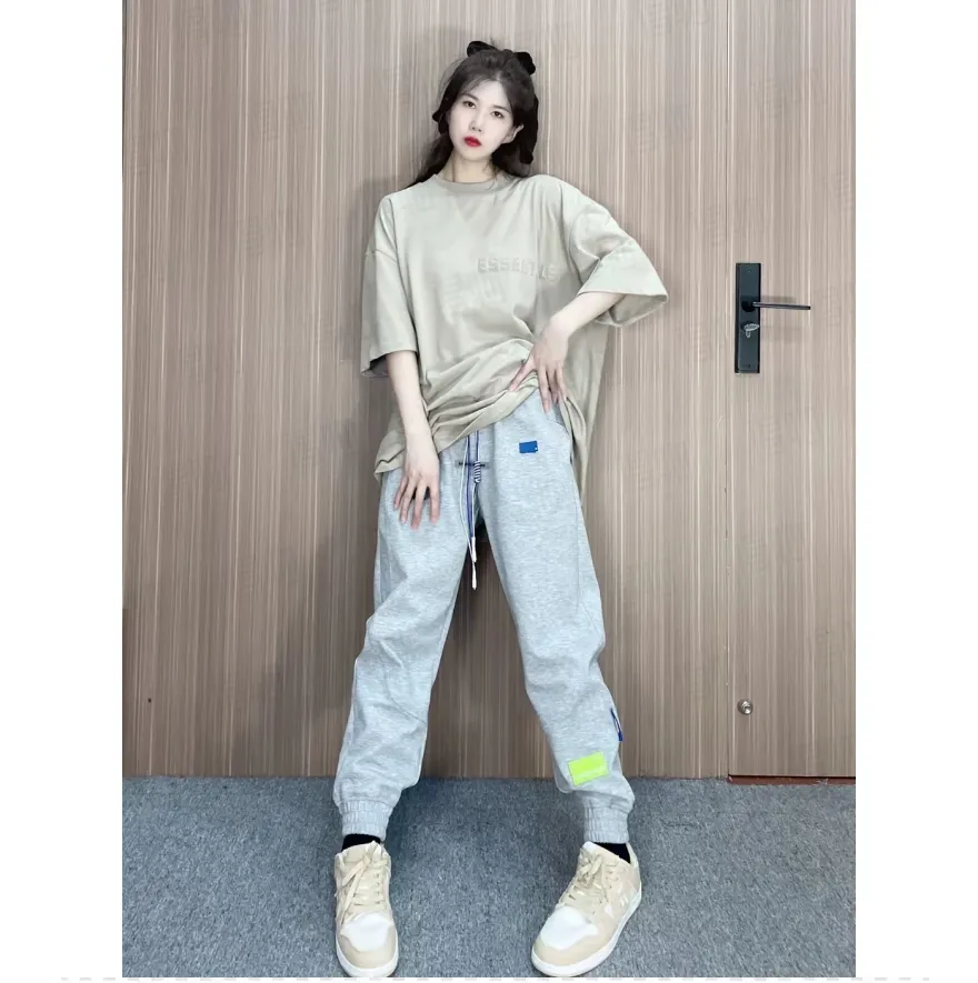 🦋Exclusive for cross-border supply, Hot Sale🦋70 [Seal Grey] Essentials FW 23 Essentials Shorts Smoke Solid color elastic straight American heavyweight casual short sleeves for men and women Same Style ESSENTIALS was established in Los Angeles, USA in 2018. The original intention of the establishment was to let more people wear affordable Versatile trendy items. In terms of fabric tailoring, it follows the same comfort and fineness as FEAR OF GOD, and the design is simplified from complexity, with the eye-catching "ESSENTIALS" LOGO running throughout. ESSENTIALS has been favored by fashion enthusiasts since its launch, and many European and American superstars are also its loyal buyers, such as KANYE WEST, JUSITN BIEBER, RIHANNA, etc. . . . . The most popular FOG color on the Internet is here, double-row silicone, the original custom-made fabric is soft and comfortable, no color difference, the custom-dyed rib collar is dyed in the same vat, the original Authentic designated flocking printing factory, there are few machines on the market that can produce a three-dimensional 3D feeling, the width and length of each letter and the 3D depth, etc., the ceiling of the industry, that is to say, you don’t need to look closely to know that it is 3D. In the details, we can see that the size of each corner of the hood is symmetrical and made of double-layer fabric. Factory’s great technology is that it can make each corner symmetrical so that it doesn’t look soft and floppy when worn, and it feels stiff. The original OVERSIZE version is full of high street style. Color: Light Black, Haze Blue, Plum, Seal Gray Size: XS-XL (maximum weight) Recommended: Same Style for men and women